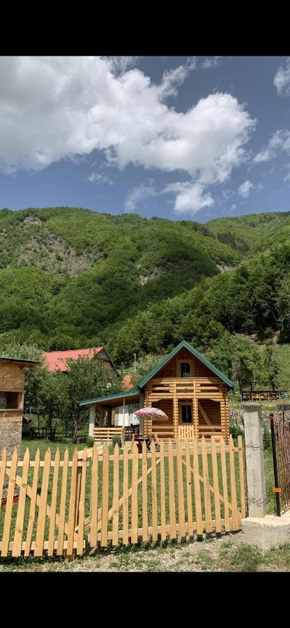 Guest House Ulaj Vuthaj Buitenkant foto