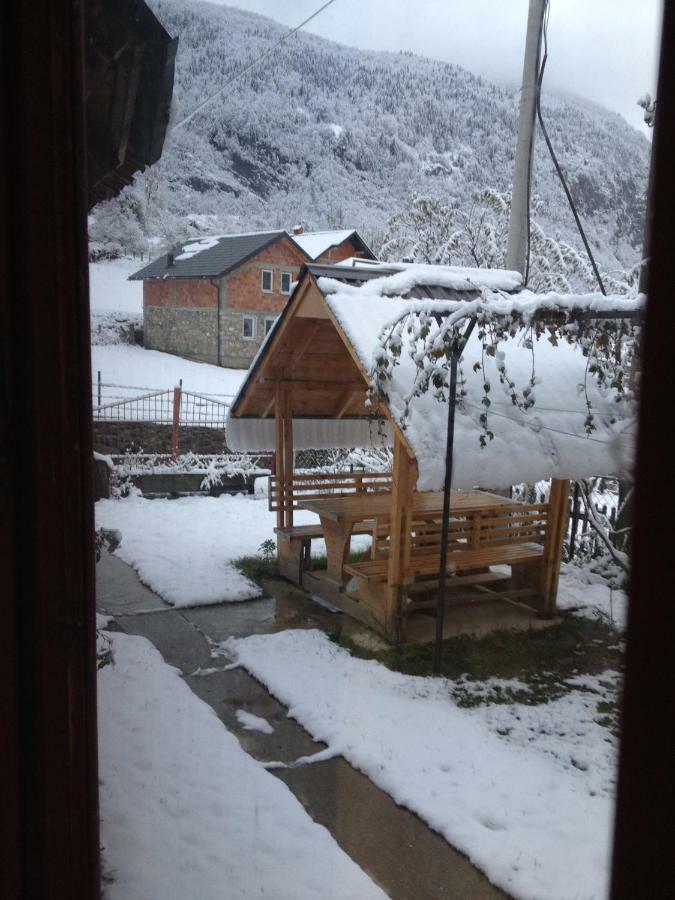 Guest House Ulaj Vuthaj Buitenkant foto